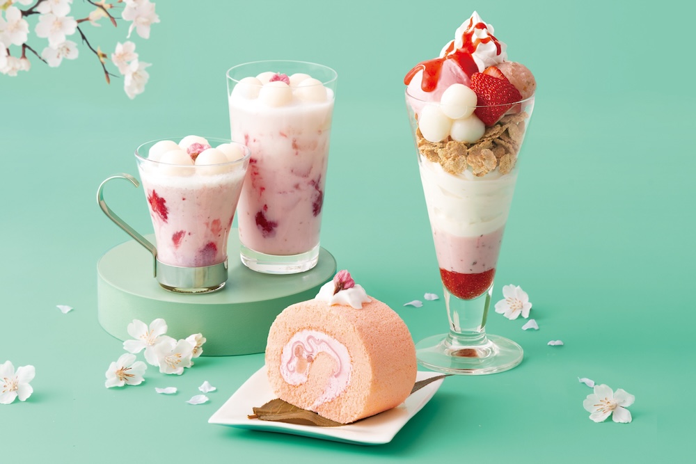 「nana's green tea」は2月15日より、全国70店舗にて、桜の季節の限定スイーツ「桜ストロベリーパフェ」、「桜ストロベリー白玉ラテ」、「桜もちロールケーキ」を展開する。