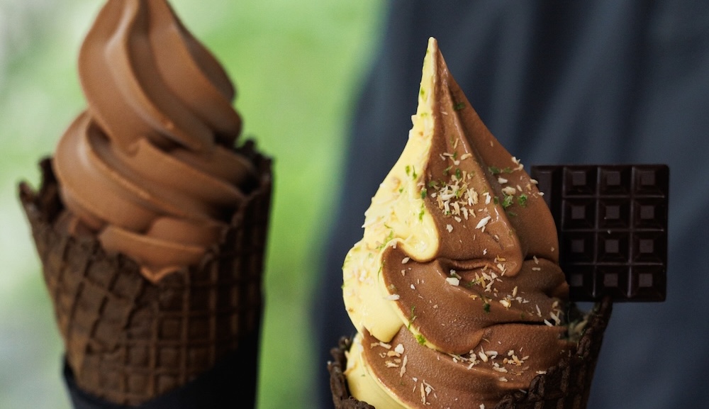 仏パリ発のショコラトリー「ル・ショコラ・アラン・デュカス」は5月8日より、六本木店にて、夏の人気商品の一つである「ソフトクリーム ショコラ」を販売開始する。